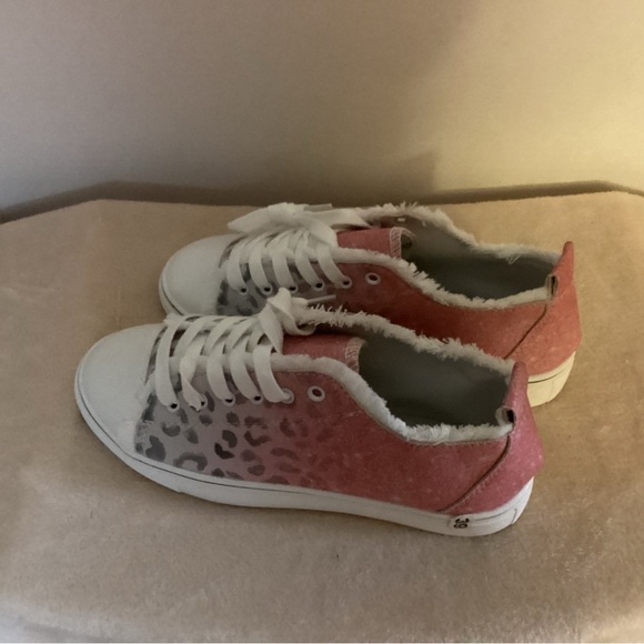 NWOT Cute Tennis Shoes 7-7.5W - Picture 1 of 5
